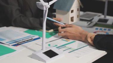 Ofiste çalışan mühendis, inşaat projesinde çalışan mühendis kadın, mühendislik mühendisi.