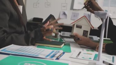 Ofiste çalışan iş adamları