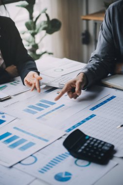 Muhasebeci veya bankacı hesaplamalar yapıyor Muhasebeci, Banka Danışmanı ve Denetçisi. Muhasebe kavramı.