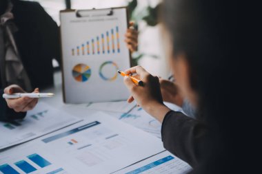 Muhasebeci veya bankacı hesaplamalar yapıyor Muhasebeci, Banka Danışmanı ve Denetçisi. Muhasebe kavramı.