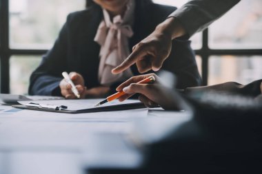 Muhasebeci veya bankacı hesaplamalar yapıyor Muhasebeci, Banka Danışmanı ve Denetçisi. Muhasebe kavramı.