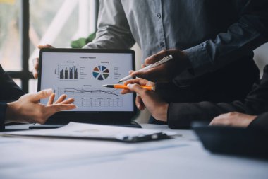 Muhasebeci veya bankacı hesaplamalar yapıyor Muhasebeci, Banka Danışmanı ve Denetçisi. Muhasebe kavramı.