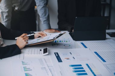 Muhasebeci veya bankacı hesaplamalar yapıyor Muhasebeci, Banka Danışmanı ve Denetçisi. Muhasebe kavramı.