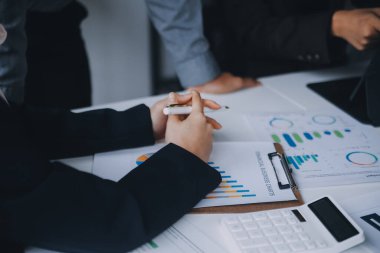 Muhasebeci veya bankacı hesaplamalar yapıyor Muhasebeci, Banka Danışmanı ve Denetçisi. Muhasebe kavramı.