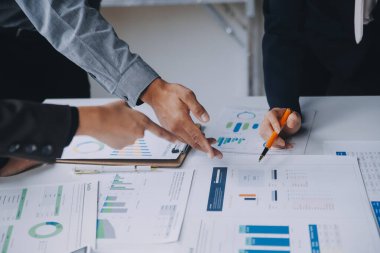 Fon yöneticileri takım danışmanlığı ve ofisteki yatırım borsası analizi hakkında tartışmalar