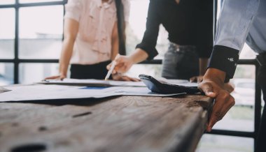 Fon yöneticileri takım danışmanlığı ve ofisteki yatırım borsası analizi hakkında tartışmalar