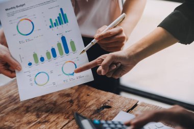 Fon yöneticileri takım danışmanlığı ve ofisteki yatırım borsası analizi hakkında tartışmalar