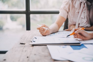 Fon yöneticileri takım danışmanlığı ve ofisteki yatırım borsası analizi hakkında tartışmalar