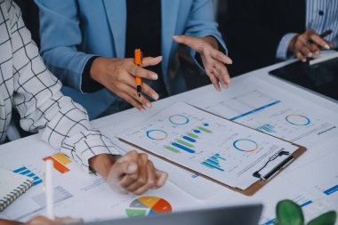 Fon yöneticileri takım danışmanlığı ve ofisteki yatırım borsası analizi hakkında tartışmalar