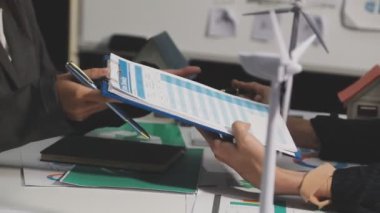 Ofiste çalışırken kalem tutan işadamını kapatın.