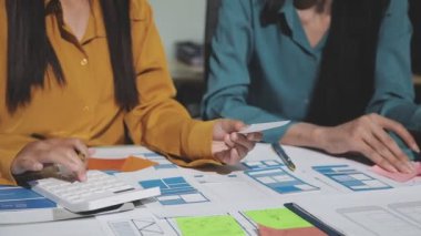 İş adamları ofiste mali tablolar ve grafiklerle toplanıyor. planlama ve planlama stratejisi.