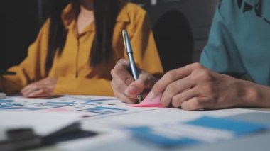 İş ekibi masa başında iş projesini tartışıyor.