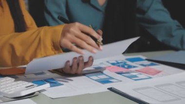 Tabletle proje üzerinde çalışan genç iş kadınını kapat