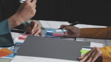 Ofiste mali verilerle çalışan genç bir kadın.