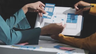 Projeyi ofiste tartışan mimarlar ekibi