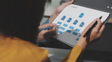 laptop ofiste çalışan kadın