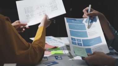 İş ekibi toplantıda tartışıyor ve beyin fırtınası yapıyor.