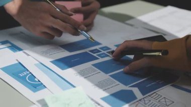 Office toplantıda üzerinde tartışırken iş adamları