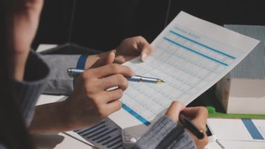 İşadamı kalemle sözleşme imzaladı.