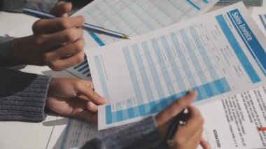 İş adamı mali tabloları ve belgeleri inceliyor. iş kavramı