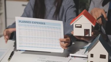 Model ev modeli ile belge imzalayan genç bir kadın