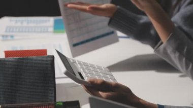 Bir proje üzerinde çalışıyor işadamı
