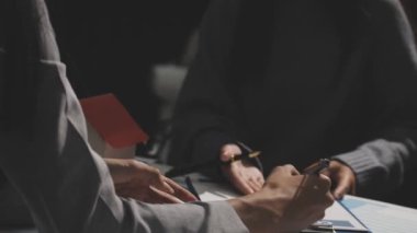 Belgeler ve bilgisayarla çalışan işadamı