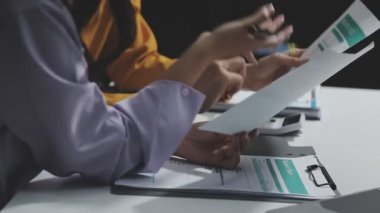 Ofiste not defterine yazan iş adamı.