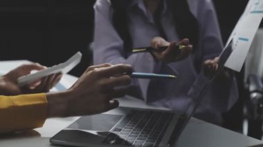 Ofiste çalışan iş adamları..