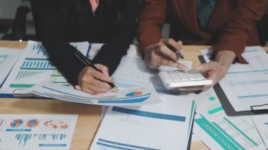 Bir grup genç iş adamı ofiste çalışıyor..
