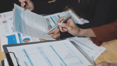 Ofisteki genç iş adamı, iş görüşmesi.