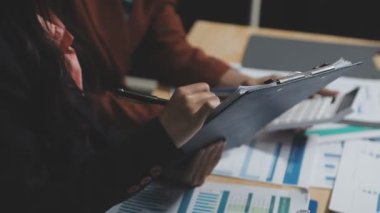 Ofiste çalışan genç iş kadınlarına yakın durun.