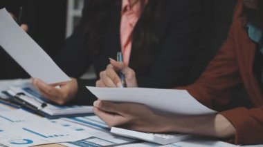 Modern ofiste belgelerle çalışan iş adamları