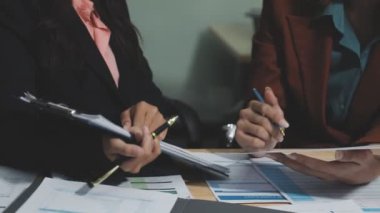 İş adamları mali raporu tartışıyor ve analiz ediyor