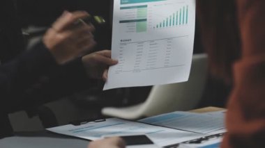 İş adamları modern bir ofiste plan yapmak için bir tablet kullanıyorlar..