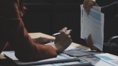 Ofiste çalışan iş adamları.