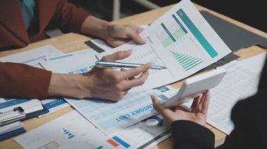 İş adamları ofiste toplanıyor.