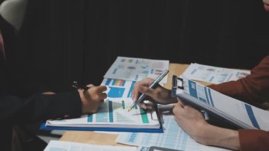 İşletme ekibi, ofiste mali tablolar ve grafikleri tartışıyor. iş kavramı