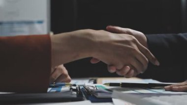 İş ekibi ofiste tartışıyor ve çalışıyor. iş kavramı