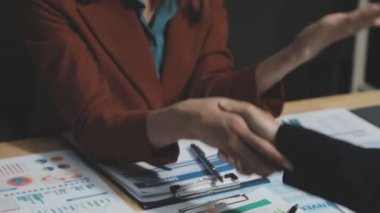 Ofiste görüştükten sonra iş adamları el sıkışıyor.