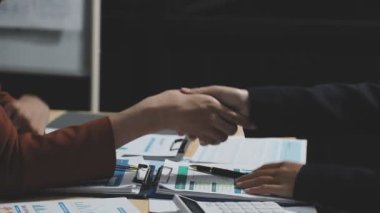 İş adamları toplantıdan sonra el sıkışıyor, başarılı bir toplantı.