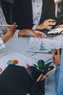 Fon yöneticileri takım danışmanlığı ve ofisteki yatırım borsası analizi hakkında tartışmalar