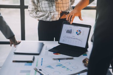 Fon yöneticileri takım danışmanlığı ve ofisteki yatırım borsası analizi hakkında tartışmalar