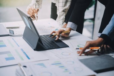 Fon yöneticileri takım danışmanlığı ve ofisteki yatırım borsası analizi hakkında tartışmalar