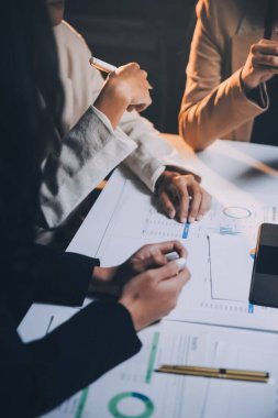 Fon yöneticileri takım danışmanlığı ve ofisteki yatırım borsası analizi hakkında tartışmalar