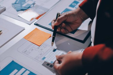 Genç Asyalı iş dünyası yaratıcı takımı mobil uygulama yazılım tasarımı projesinde birlikte çalışıyor. Beyin fırtınası toplantısı, internet teknolojisi, akıllı telefon uygulama tasarımcısı, ofis çalışanı takım çalışması konsepti