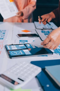 Genç Asyalı iş dünyası yaratıcı takımı mobil uygulama yazılım tasarımı projesinde birlikte çalışıyor. Beyin fırtınası toplantısı, internet teknolojisi, akıllı telefon uygulama tasarımcısı, ofis çalışanı takım çalışması konsepti