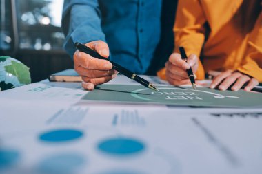 ESG 'nin çevresel sosyal yönetimi, çevre dostu şirket toplantılarında, temiz ve sürdürülebilir gelecekteki ekoloji için çevre korumasını uygulayan iş adamlarıyla dizüstü bilgisayarda sergileniyor. Önde.