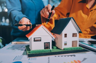 ESG 'nin çevresel sosyal yönetimi, çevre dostu şirket toplantılarında, temiz ve sürdürülebilir gelecekteki ekoloji için çevre korumasını uygulayan iş adamlarıyla dizüstü bilgisayarda sergileniyor. Önde.