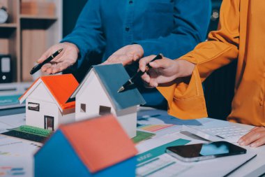 ESG 'nin çevresel sosyal yönetimi, çevre dostu şirket toplantılarında, temiz ve sürdürülebilir gelecekteki ekoloji için çevre korumasını uygulayan iş adamlarıyla dizüstü bilgisayarda sergileniyor. Önde.